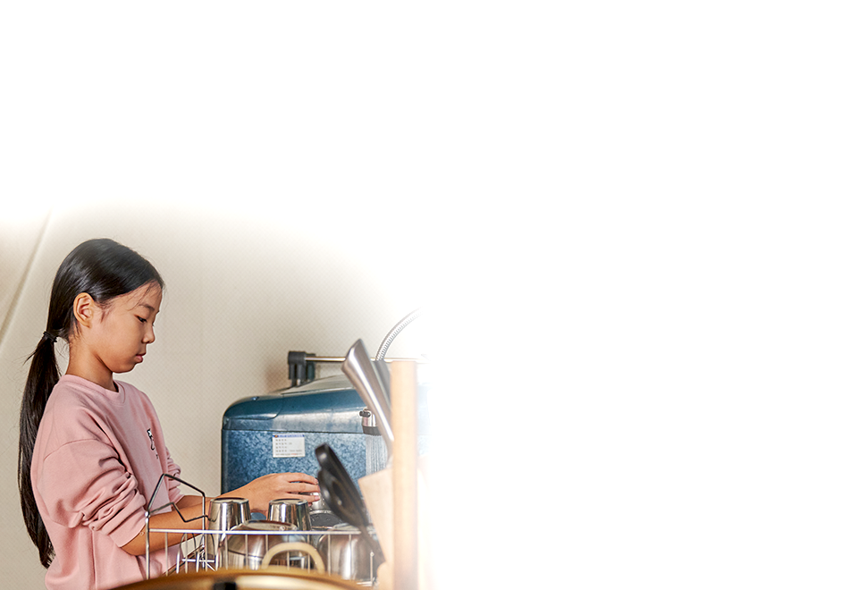 가족돌봄아동 수아가 설거지를 하고 있는 모습