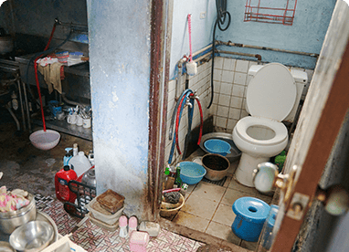준영이와 할머니가 함께 살고 있는 거주지의 열악한 주방과 화장실 모습