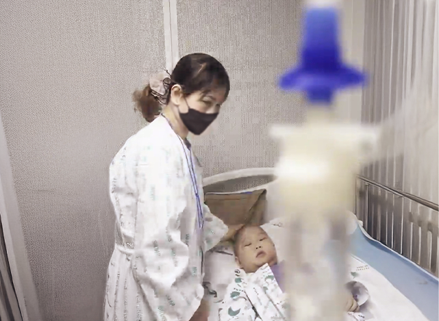 엄마와 함께 병원 진료를 받고 있는 효원이